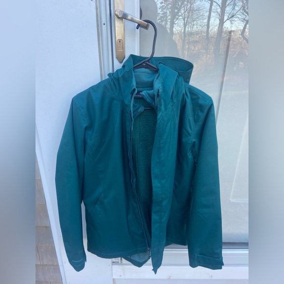 LIKE NEW Under armour women’s ski/snow jacket - Picture 4 of 6